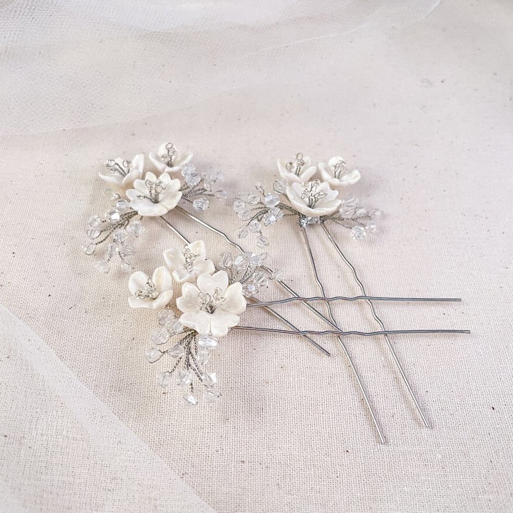 "Nina" White Flower Hairpin Set